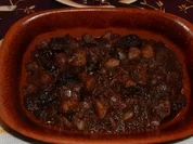 Fleischgerichte: Schweinegulasch mit Pflaumen im Römertopf - Rezept