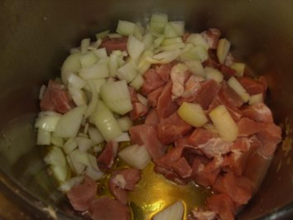 Fleischgerichte: Schweinegulasch mit Pflaumen im Römertopf - Rezept - Bild Nr. 2