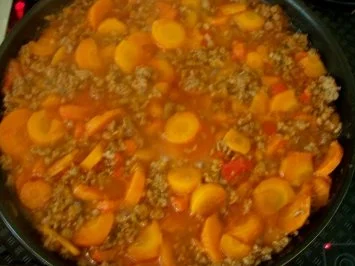 Kochen: Leuchtendrote Hackfleisch-Gemüse-Pfanne - Rezept