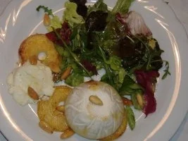 Rezept: Gemischte Blattsalate mit Ziegenkäse aus dem Backofen und gerösteten Mandeln Gemischte Blattsalate mit Ziegenkäse aus dem Backofen und gerösteten Mandeln - Rezept