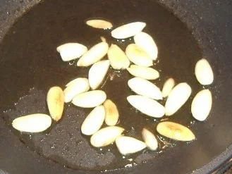 Rezept: Gemischte Blattsalate mit Ziegenkäse aus dem Backofen und gerösteten Mandeln Bild Nr. 3 Gemischte Blattsalate mit Ziegenkäse aus dem Backofen und gerösteten Mandeln - Rezept - Bild Nr. 3