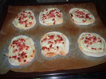 Rezept: Mini-Flammkuchen Bild Nr. 3 Mini-Flammkuchen - Rezept - Bild Nr. 3