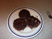 Frikadellen mit Schafskäse gefüllt, dazu gabs Kartoffelgratin mit Schafskäse - Rezept