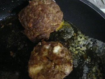 Frikadelle mit Camembert, Fleischklops, Fleischpflanzerl, Bremsklötz, gef. Rinderbulette - Rezept - Bild Nr. 2