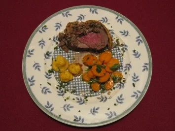 Filet Wellington an Sauce Perigord, Herzoginkartoffeln und glasierten Möhrchen - Rezept