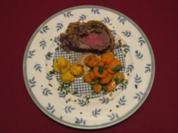 Filet Wellington an Sauce Perigord, Herzoginkartoffeln und glasierten Möhrchen - Rezept