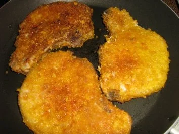 Rezept: Kotelett im Krustenmantel mit Zigeunersoße Bild Nr. 5 Kotelett im Krustenmantel mit Zigeunersoße - Rezept - Bild Nr. 5