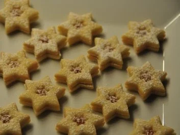Rezept: Weihnachtsplätzchen - Marmeladeherzen und -sterne Bild Nr. 4 Weihnachtsplätzchen - Marmeladeherzen und -sterne - Rezept - Bild Nr. 4