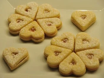 Rezept: Weihnachtsplätzchen - Marmeladeherzen und -sterne Bild Nr. 2 Weihnachtsplätzchen - Marmeladeherzen und -sterne - Rezept - Bild Nr. 2