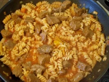 Rezept: Kochen: Scharfe tomatige Gulasch-Pfanne Bild Nr. 4 Kochen: Scharfe tomatige Gulasch-Pfanne - Rezept - Bild Nr. 4