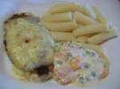 Schnitzel auf Erbsen und Mören mit Käse überbacken - Rezept