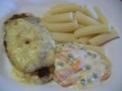 Schnitzel auf Erbsen und Mören mit Käse überbacken - Rezept