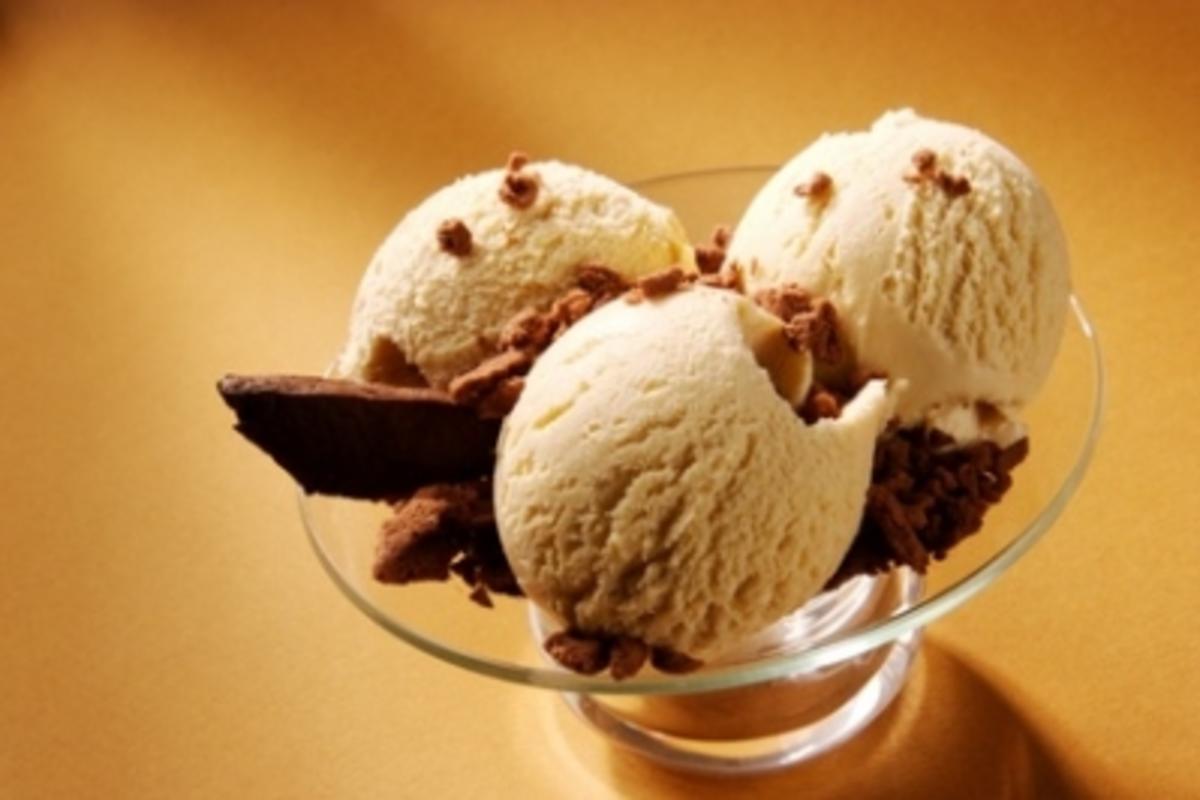Walnuss-Hanfeis mit dunkler Mousse au Chocolat und Hanfkrokant - Rezept ...