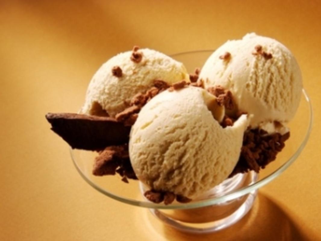 Walnuss Hanfeis mit dunkler Mousse au Chocolat und Hanfkrokant ... Walnuss Hanfeis mit dunkler Mousse au Chocolat und Hanfkrokant ...