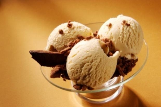 Walnuss-Hanfeis mit dunkler Mousse au Chocolat und Hanfkrokant Walnuss-Hanfeis mit dunkler Mousse au Chocolat und Hanfkrokant