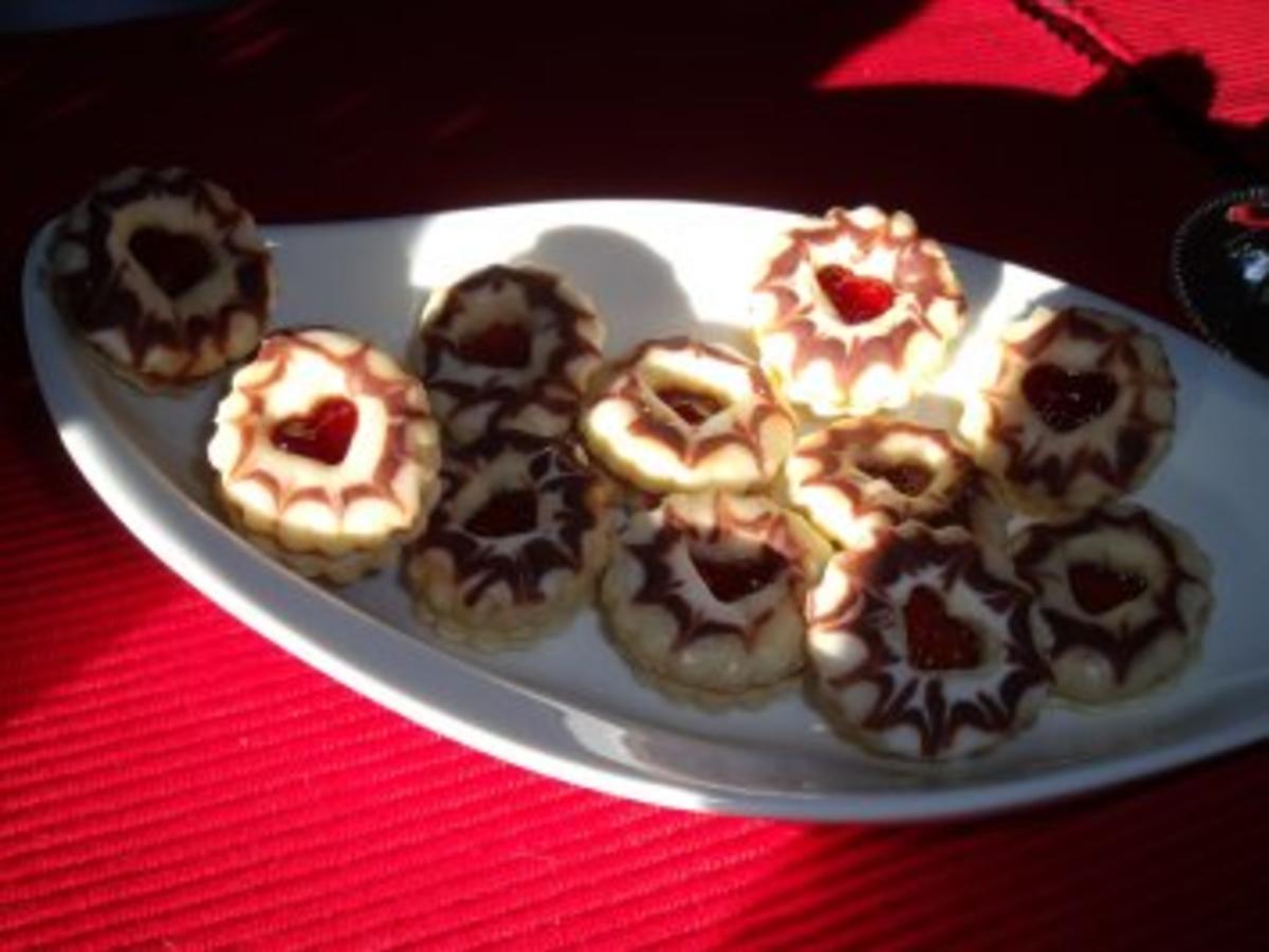 Weihnachtsplätzchen: gefüllte Johannistaler - Rezept - kochbar.de