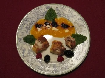 Rum-Buchtel auf Fruchtpüree - Rezept