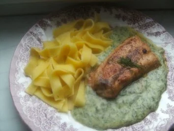 Rezept: Lachs in Butter gebraten auf Dill-Sahne-Soße und Bandnundeln Lachs in Butter gebraten auf Dill-Sahne-Soße und Bandnundeln - Rezept