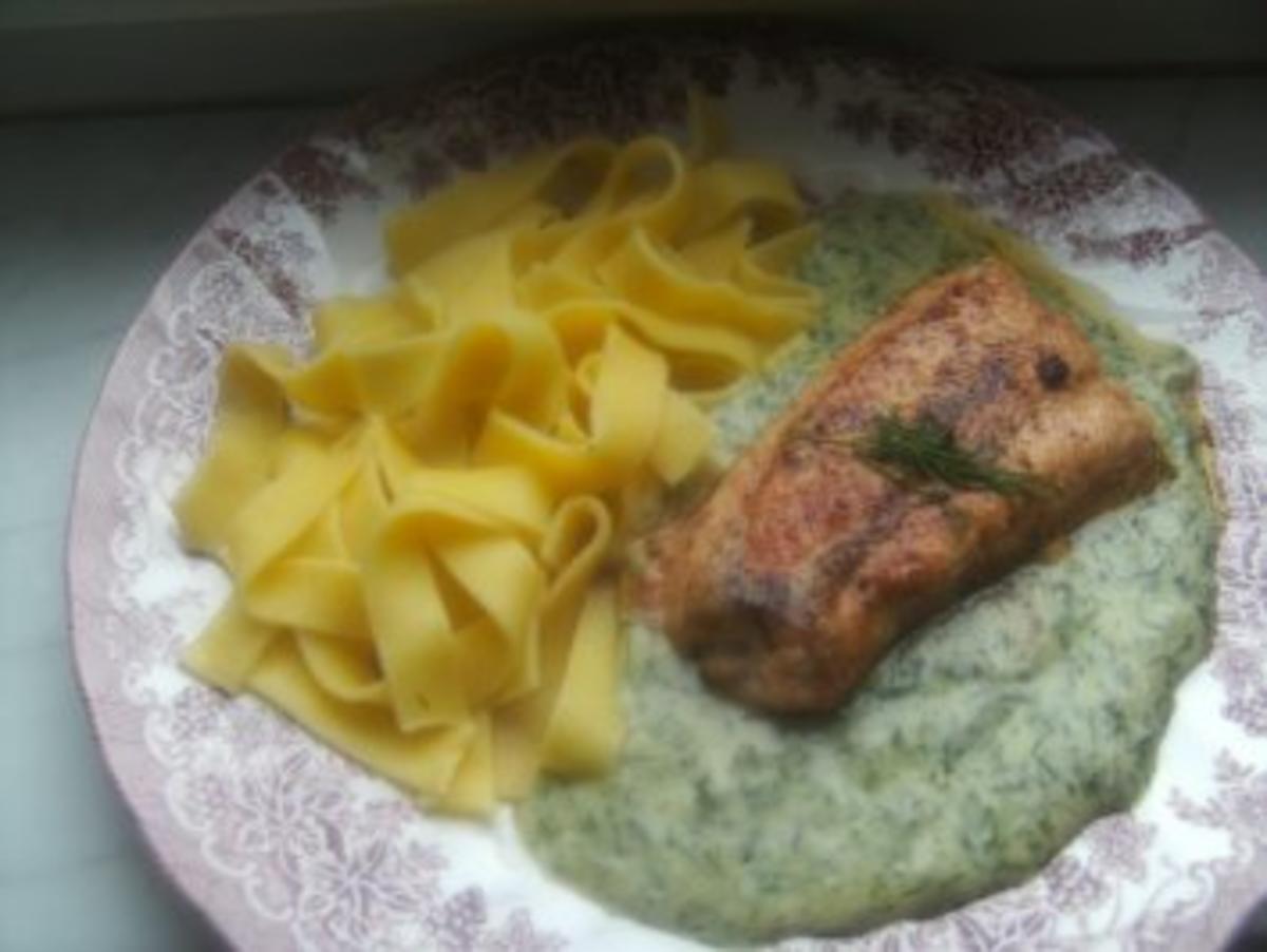Lachs in Butter gebraten auf Dill-Sahne-Soße und Bandnundeln - Rezept ... Lachs in Butter gebraten auf Dill-Sahne-Soße und Bandnundeln - Rezept ...