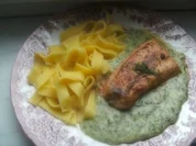 Lachs in Butter gebraten auf Dill-Sahne-Soße und Bandnundeln - Rezept