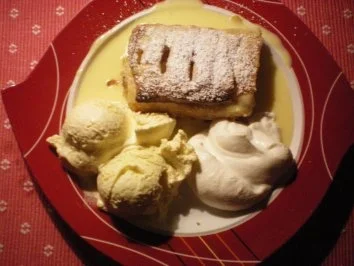 Apfelstrudel mit Vanillesoße - Rezept