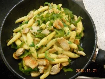 Scharfe Schupfnudeln mit Putenfleisch und grünem Paprika - Rezept