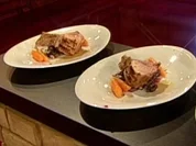 Spanferkelkarree mit blauen Kartoffeln und Ingwer-Karotten - Rezept