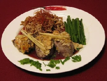 Rehmedaillons in Zitronengras mariniert auf Walnuss-Chili-Spätzle - Rezept