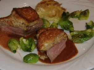 Lammrücken mit Ziegenkäse-Mandelkruste auf Malaga-Jus - Rezept