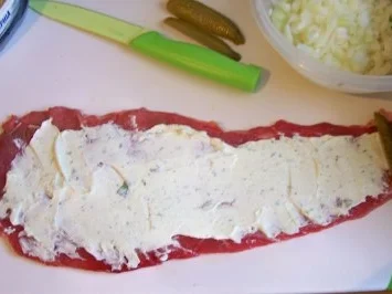 Rezept: Kochen: Rind-Rouladen mit Frischkäse-Kräuter-Füllung Bild Nr. 2 Kochen: Rind-Rouladen mit Frischkäse-Kräuter-Füllung - Rezept - Bild Nr. 2