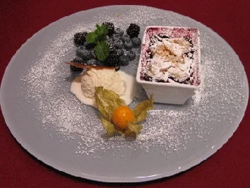 Warmer Beeren-Crumble mit Vanilleeis - Rezept