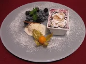 Warmer Beeren-Crumble mit Vanilleeis - Rezept
