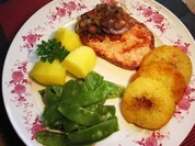 Kasseler mit gebratenen Apfelscheiben und Zwiebeln ... - Rezept