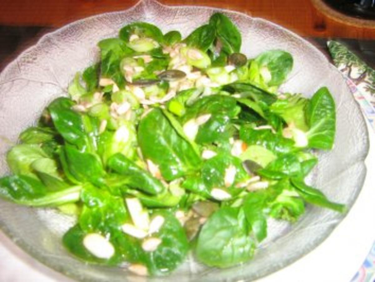 Feldsalat mit einer Lauchzwiebelvinaigrette und Salatkörnern bestreut - Rezept