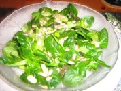 Feldsalat mit einer Lauchzwiebelvinaigrette und Salatkörnern bestreut - Rezept