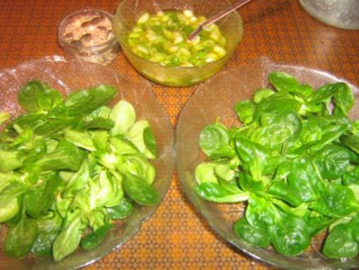 Feldsalat mit einer Lauchzwiebelvinaigrette und Salatkörnern bestreut - Rezept - Bild Nr. 2