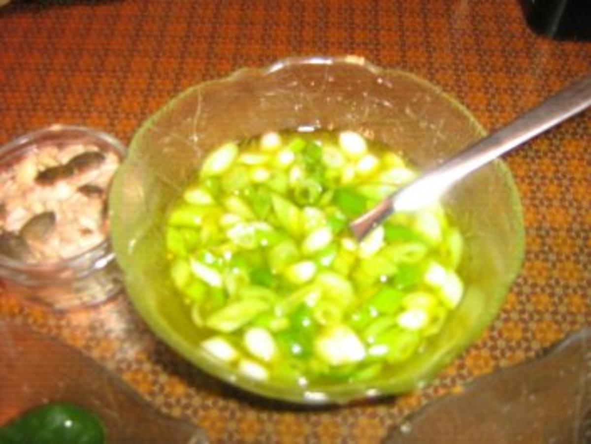 Feldsalat mit einer Lauchzwiebelvinaigrette und Salatkörnern bestreut - Rezept - Bild Nr. 3