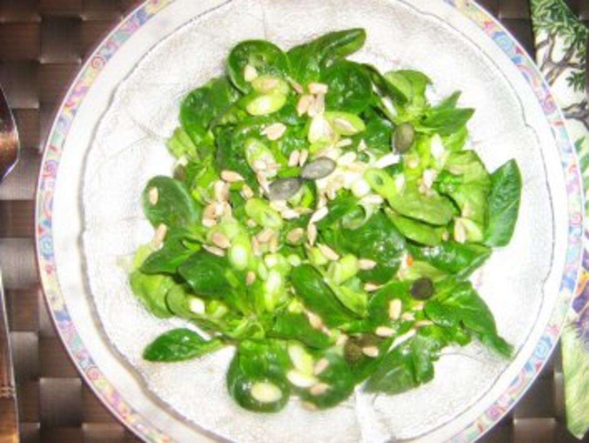 Feldsalat mit einer Lauchzwiebelvinaigrette und Salatkörnern bestreut - Rezept - Bild Nr. 4
