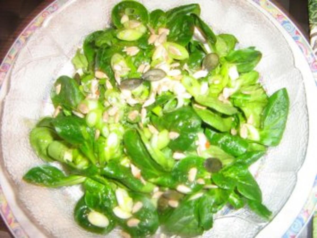 Feldsalat mit einer Lauchzwiebelvinaigrette und Salatkörnern bestreut - Rezept - Bild Nr. 5