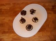 Nicolause aus Marzipan mit Kuvertüre und Pralinen - Rezept - kochbar.de