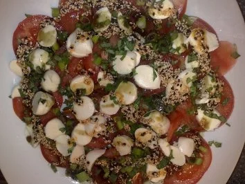 Rezept: Tomaten-Mozarella-Basilikum-Sesam-Salat / Keine STERNEN vergeben bitte!! Bild Nr. 2 Tomaten-Mozarella-Basilikum-Sesam-Salat / Keine STERNEN vergeben bitte!! - Rezept - Bild Nr. 2