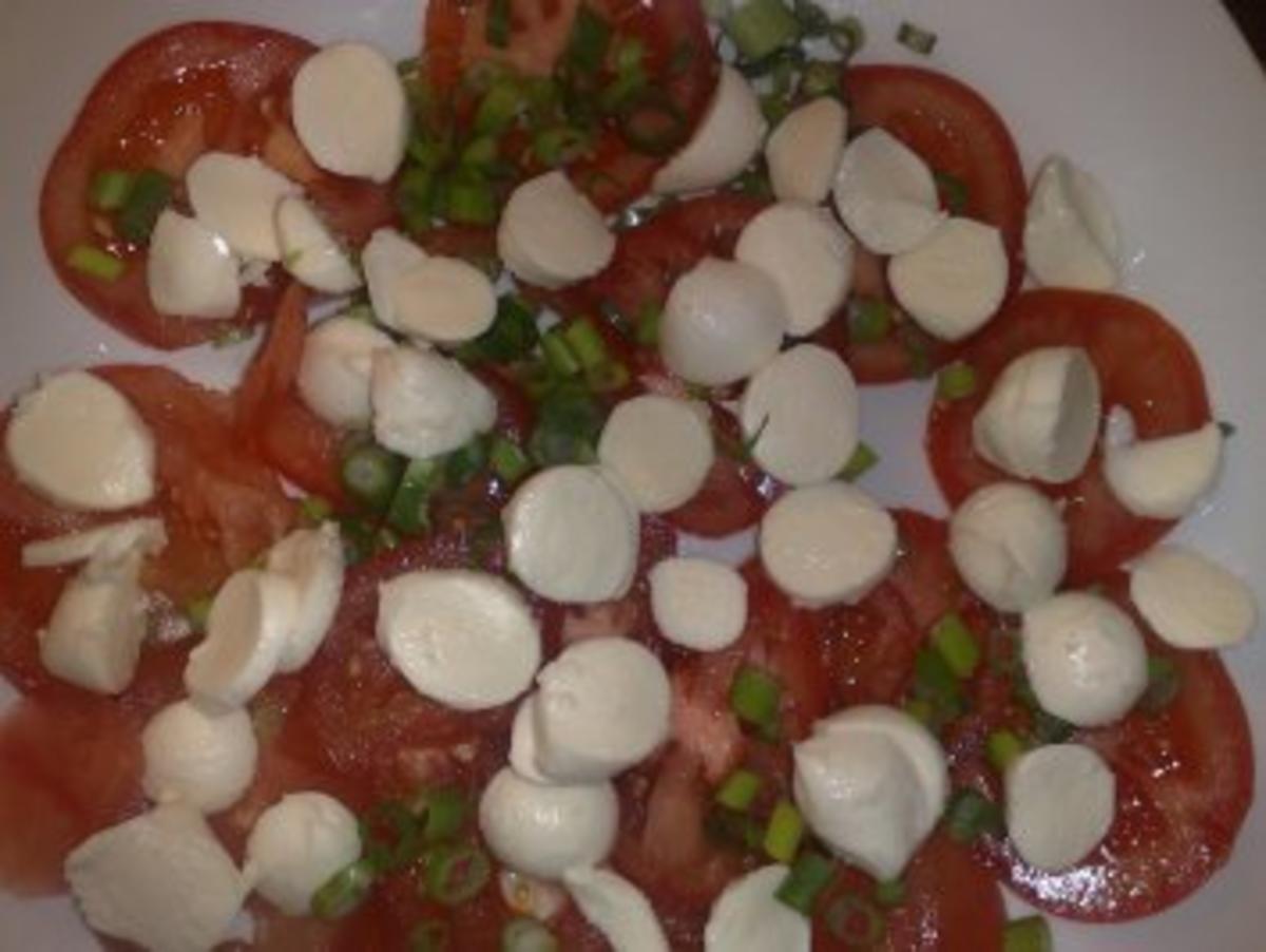 Tomaten-Mozarella-Basilikum-Sesam-Salat / Keine STERNEN vergeben bitte ...