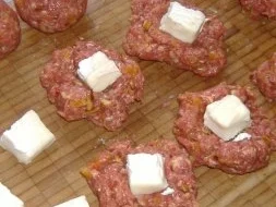 Rezept: Rinderhackbällchen mit Ziegenkäse und getrockneten Aprikosen Bild Nr. 3 Rinderhackbällchen mit Ziegenkäse und getrockneten Aprikosen - Rezept - Bild Nr. 3