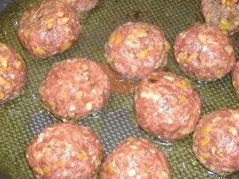 Rezept: Rinderhackbällchen mit Ziegenkäse und getrockneten Aprikosen Bild Nr. 4 Rinderhackbällchen mit Ziegenkäse und getrockneten Aprikosen - Rezept - Bild Nr. 4