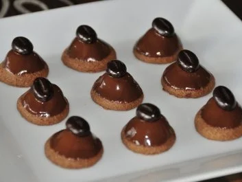 Rezept: Weihnachtsplätzchen - Mocca-Nuss-Kugeln Weihnachtsplätzchen - Mocca-Nuss-Kugeln - Rezept