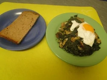 Spinat mit pochierten Eiern (In der Mkrowelle schnell aufgetaut) - Rezept