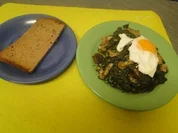 Spinat mit pochierten Eiern (In der Mkrowelle schnell aufgetaut) - Rezept