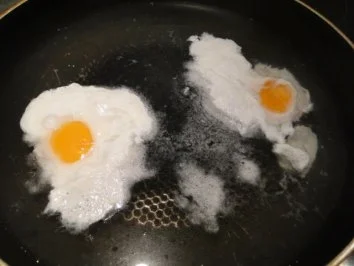 Spinat mit pochierten Eiern (In der Mkrowelle schnell aufgetaut) - Rezept - Bild Nr. 3