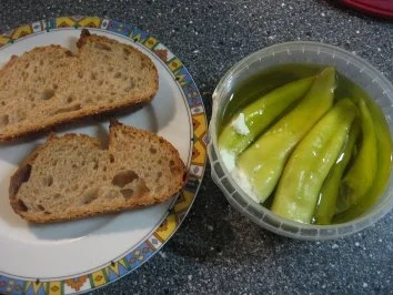 Kleiner Abendsnack: gegrillte Peperoni mit Schafskäse und Brot - Rezept - Bild Nr. 2