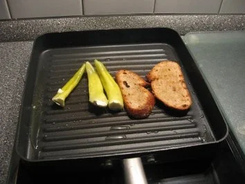 Kleiner Abendsnack: gegrillte Peperoni mit Schafskäse und Brot - Rezept - Bild Nr. 5